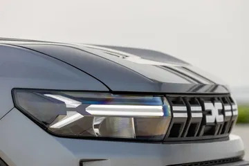 Vista del diseño actualizado de los faros LED del Dacia Duster.