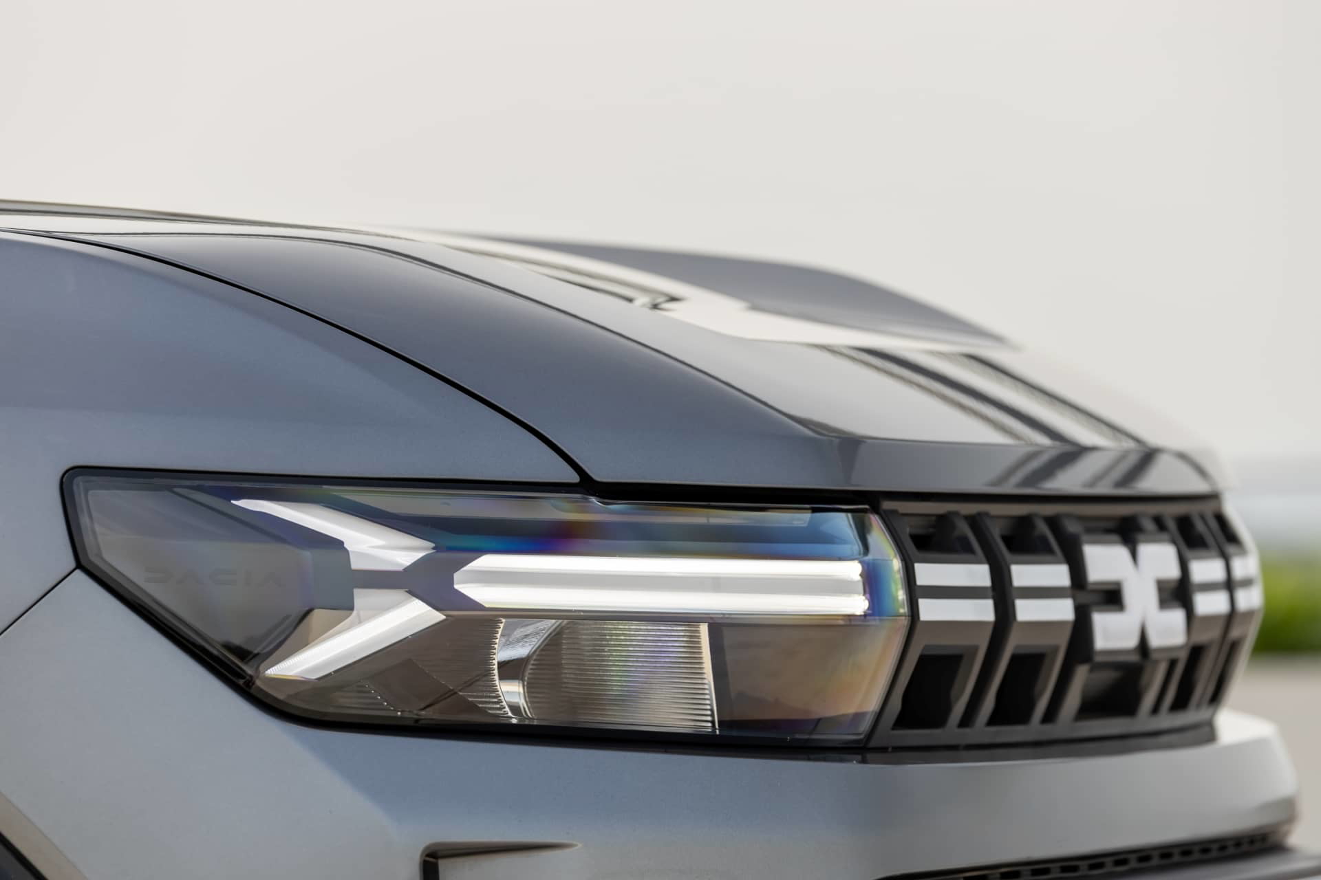 Vista del diseño actualizado de los faros LED del Dacia Duster.