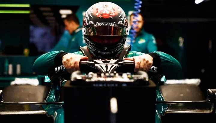 Fernando Alonso preparándose en el monoplaza de Aston Martin para la temporada 2024.