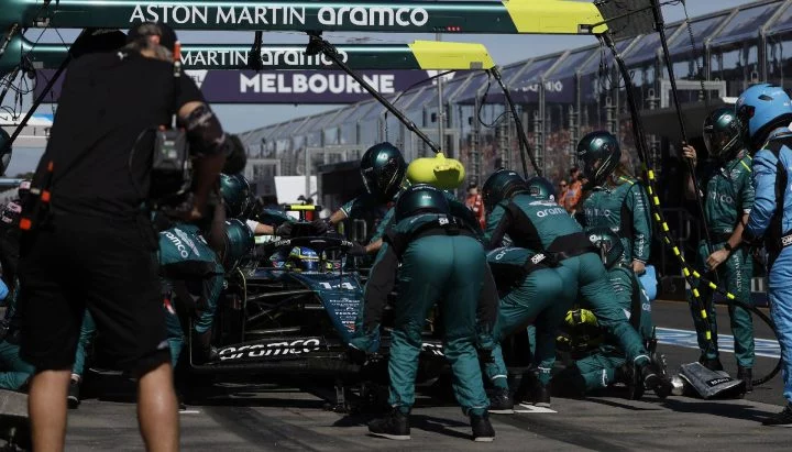 Pit stop de Fernando Alonso con su Aston Martin en Melbourne.