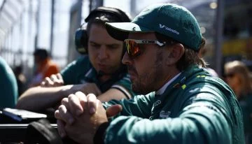 Imagen de Fernando Alonso, reflexionando durante una jornada de F1.