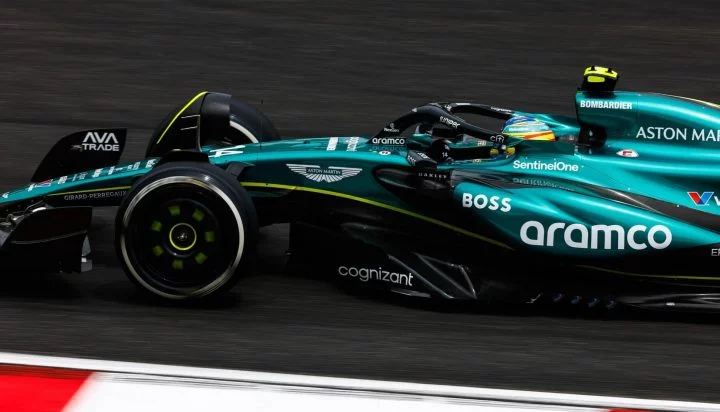Fernando Alonso pilota el Aston Martin en una sesión de F1, mostrando el dinamismo del vehículo.