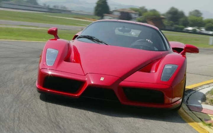 Ferrari Enzo mostrando su dinamismo en pista, una visión emocionante.