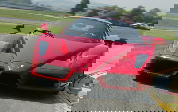 Ferrari Enzo mostrando su dinamismo en pista, una visión emocionante.