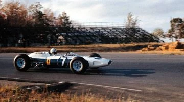 Ferrari clásico en acción con colores NART conmemorativos. Ferrari clásico en acción con colores NART conmemorativos.