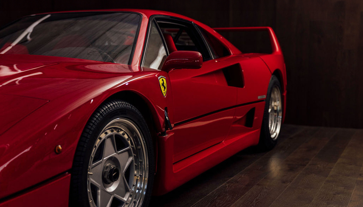 Vista lateral de un clásico Ferrari, destacando sus líneas aerodinámicas y llantas.