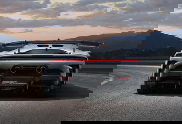 Vista trasera del Ferrari SF90 Stradale destacando su difusor aerodinámico y grupo óptico.