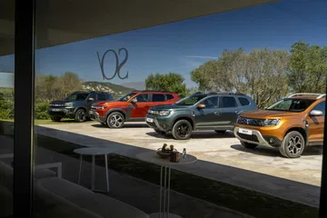 Vista de varios Dacia Duster aparcados, mostrando su diseño lateral.