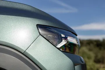 Primer plano del foco delantero del Dacia Duster, destacando su diseño.
