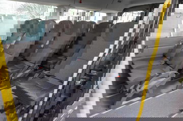 Vista de los asientos para pasajeros del Ford e-Transit Minibus, enfocando confort y capacidad.