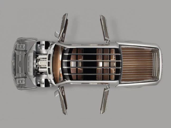 Vista superior del Ford F-250 Super Chief Concept, mostrando su distintiva configuración de techo y puertas.