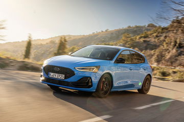 Vista dinámica de un Ford Focus ST 2024 en carretera, mostrando su perfil lateral.