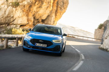 El nuevo Ford Focus ST 2024 despliega su potencia en carretera con un diseño agresivo y dinámico.