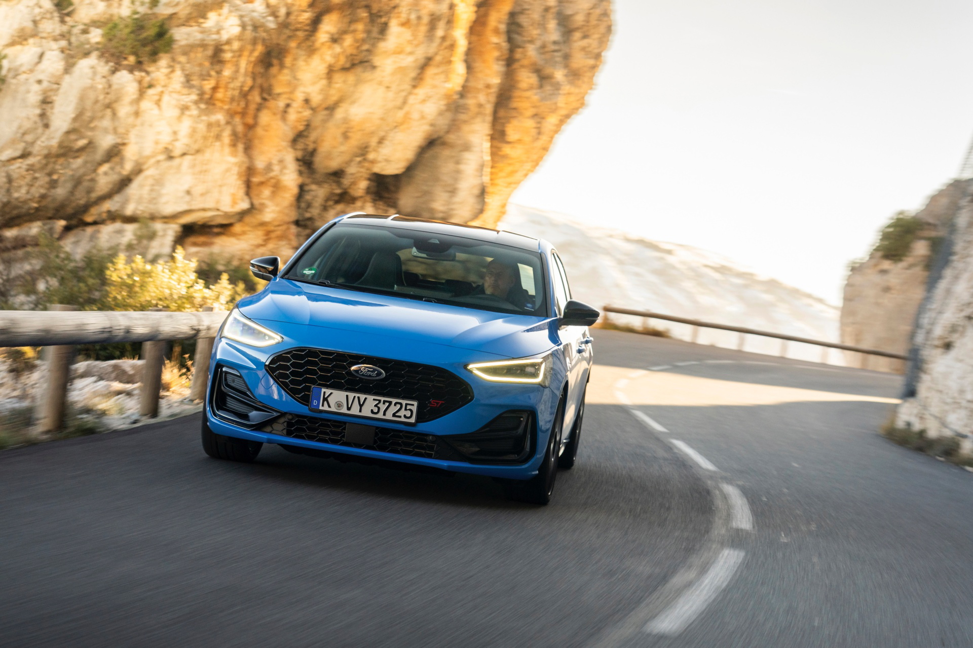 El nuevo Ford Focus ST 2024 despliega su potencia en carretera con un diseño agresivo y dinámico.