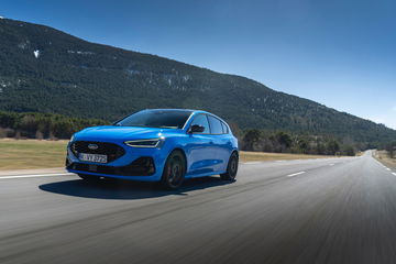Vista dinámica del Ford Focus ST Edition en carretera abierta, destacando su línea deportiva.