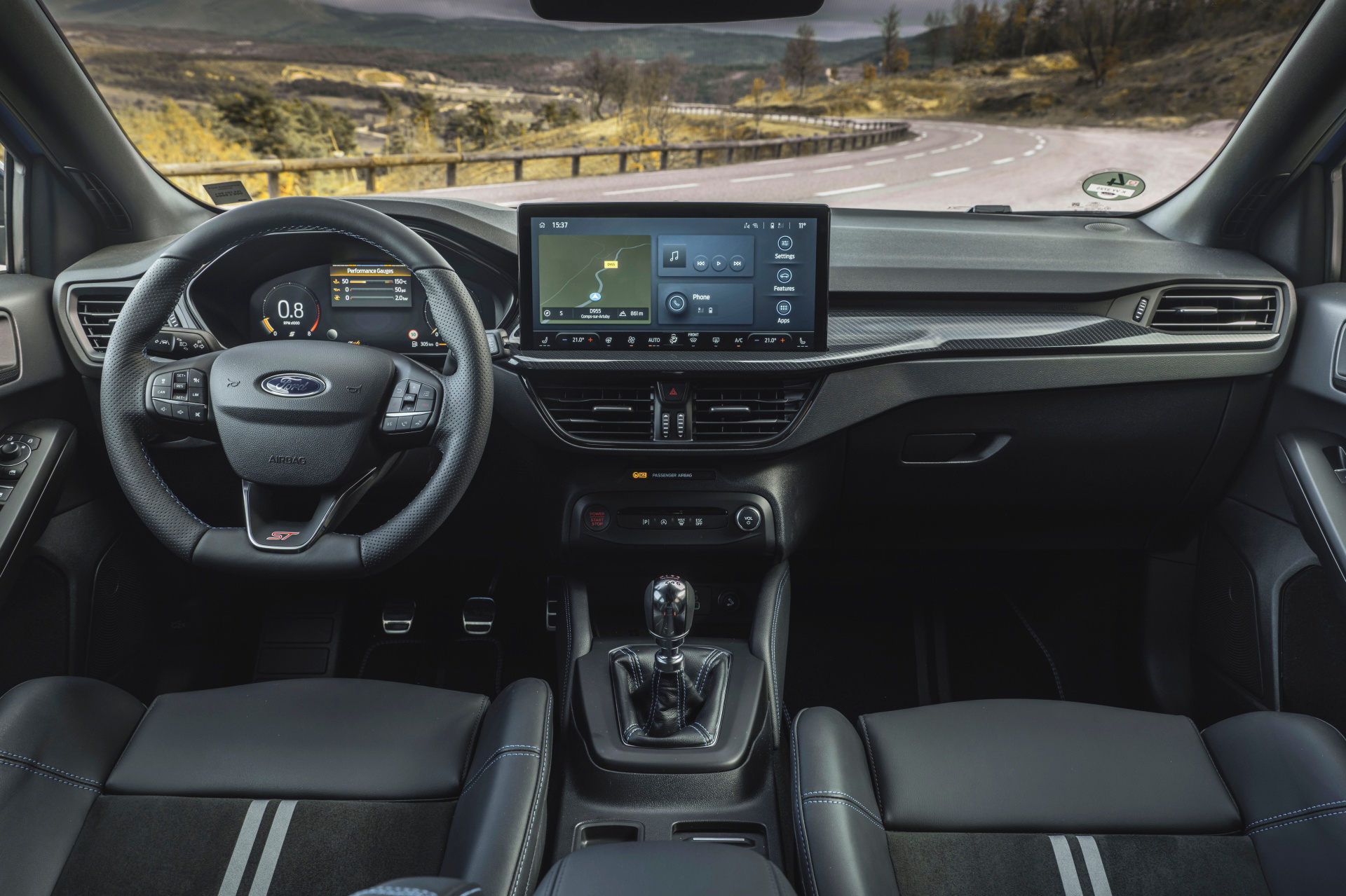 El habitáculo del Ford Focus ST Edition revela un acabado deportivo con detalles en fibra de carbono.