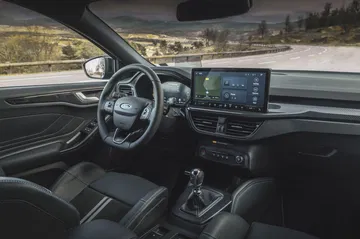 Vista del habitáculo del Ford Focus ST Edition, destacando el volante y sistema de infoentretenimiento.