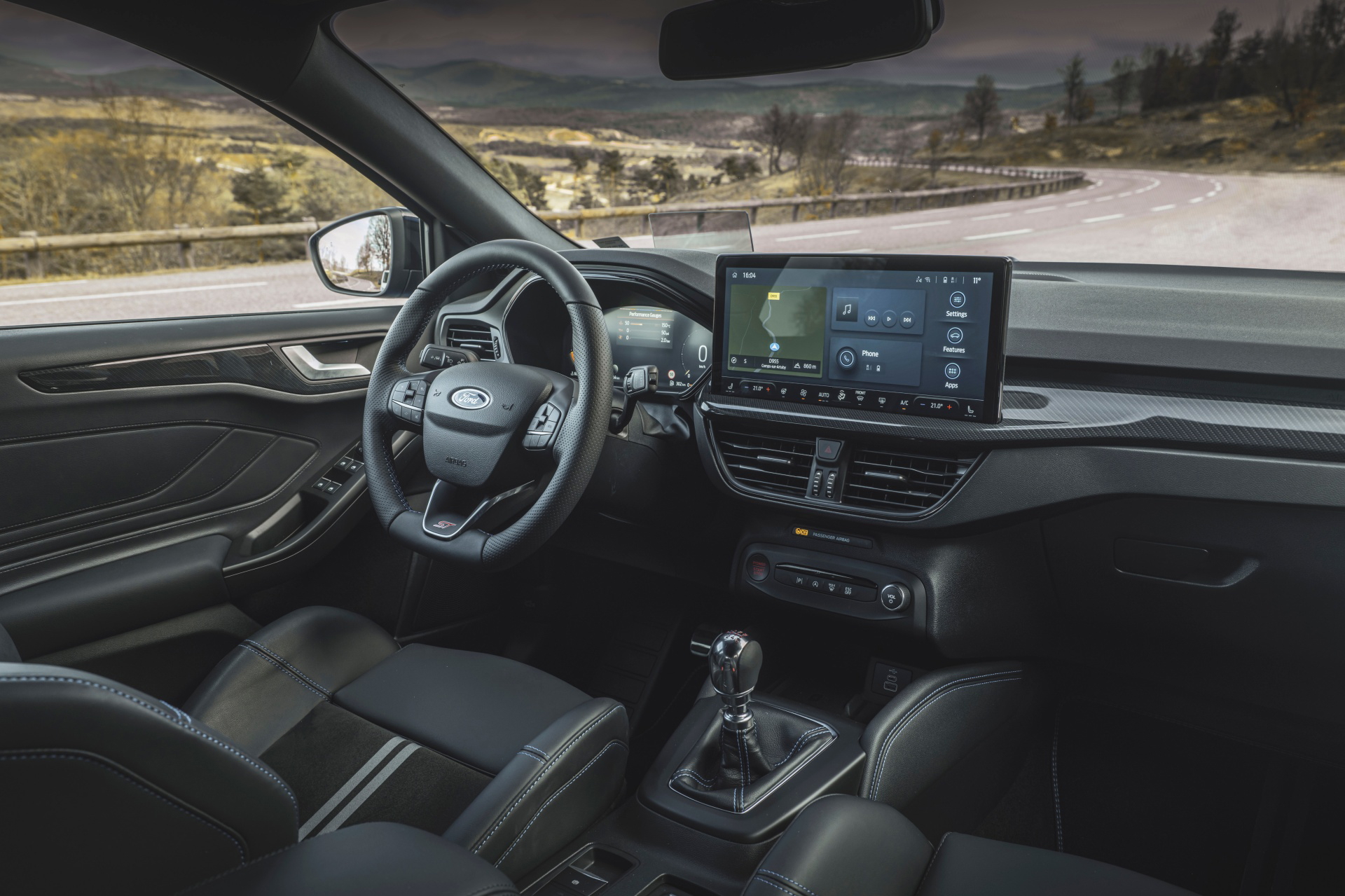 Vista del habitáculo del Ford Focus ST Edition, destacando el volante y sistema de infoentretenimiento.