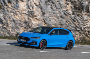 Ford Focus ST Edition en dinámica lateral, mostrando su perfil y línea deportiva.