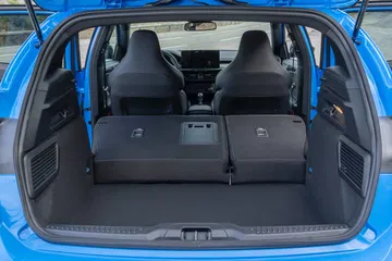 Vista del amplio maletero del Ford Focus ST 2024, asientos traseros abatibles.