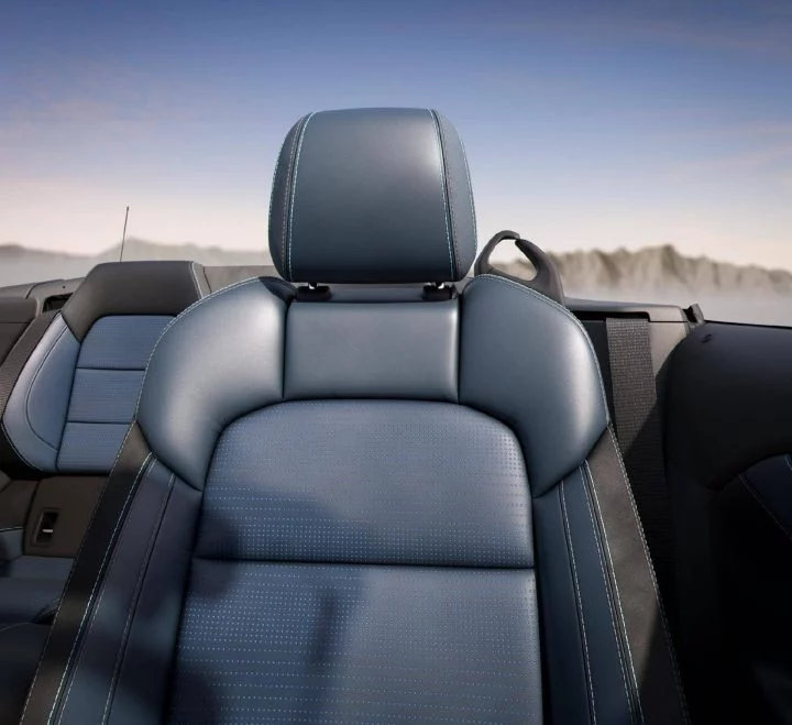 Elegancia y confort definen los asientos del Mustang California Special.