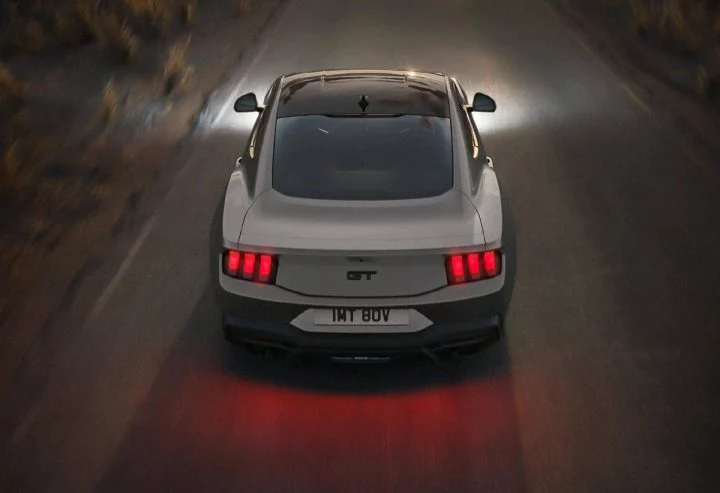 Vista dinámica de la zaga del Ford Mustang Nitepony, destacando su distintiva iluminación trasera.