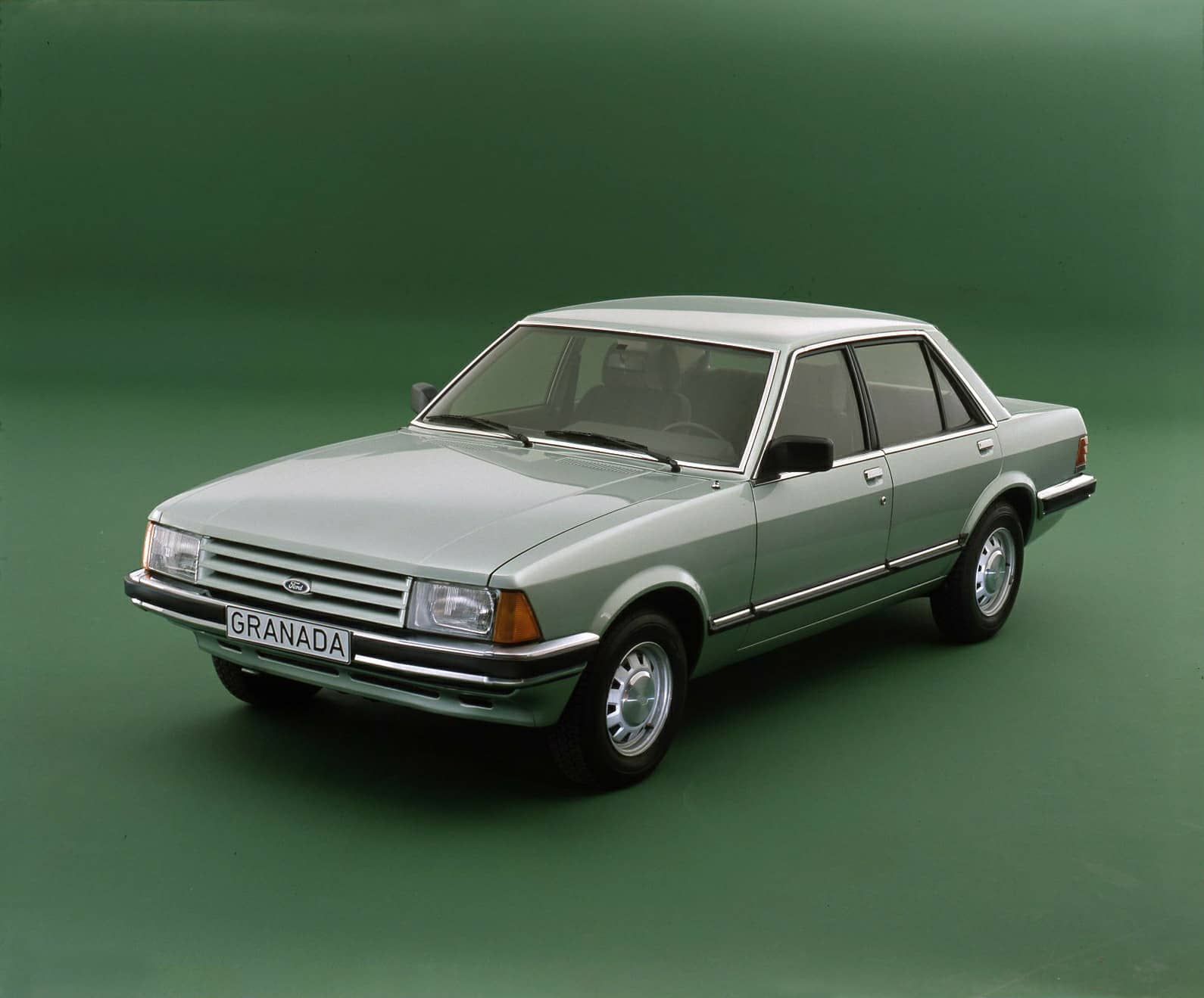 Vista lateral de un Ford Granada GL, clásico y estilizado en su época.