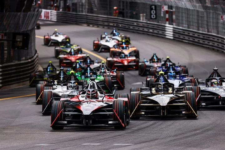 Vistazo dinámico a la parrilla de salida del ePrix de Mónaco, con monoplazas en plena competición.