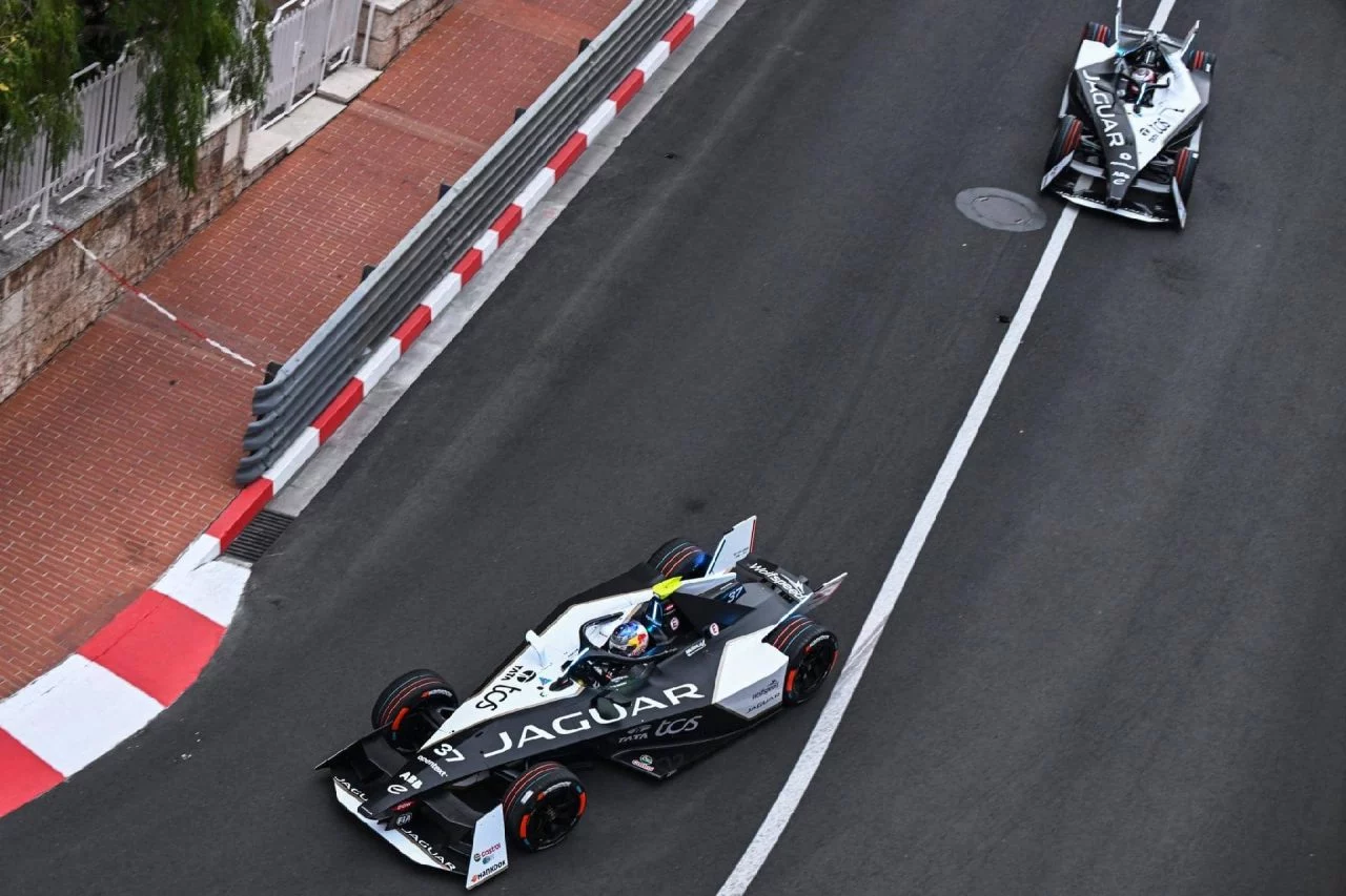Monoplaza de la Fórmula E de Jaguar en acción durante el ePrix de Mónaco.