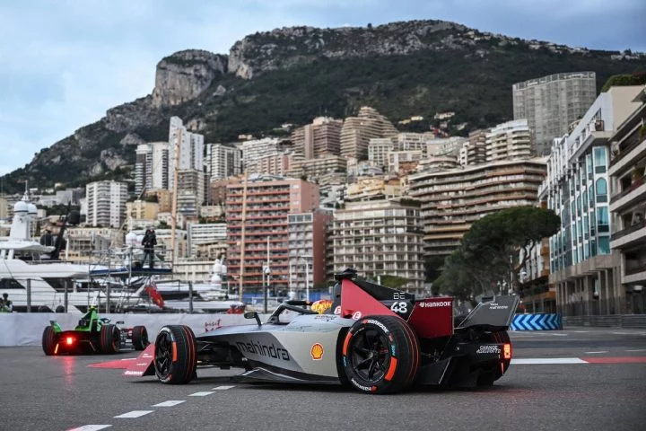 Monoplaza Mahindra en acción en el ePrix de Mónaco, velocidad y tecnología eléctrica.