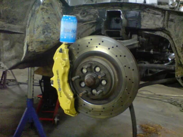Primer plano disco freno Porsche, ingeniería alemana