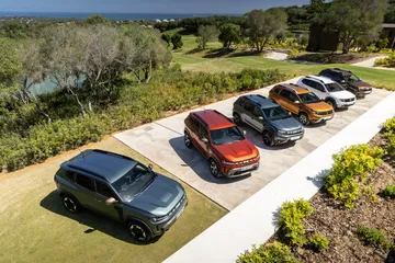 Gama de colores del Dacia Duster alineados mostrando variedad.