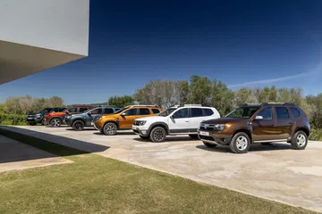 Vista lateral de la gama Dacia Duster en distintos colores.