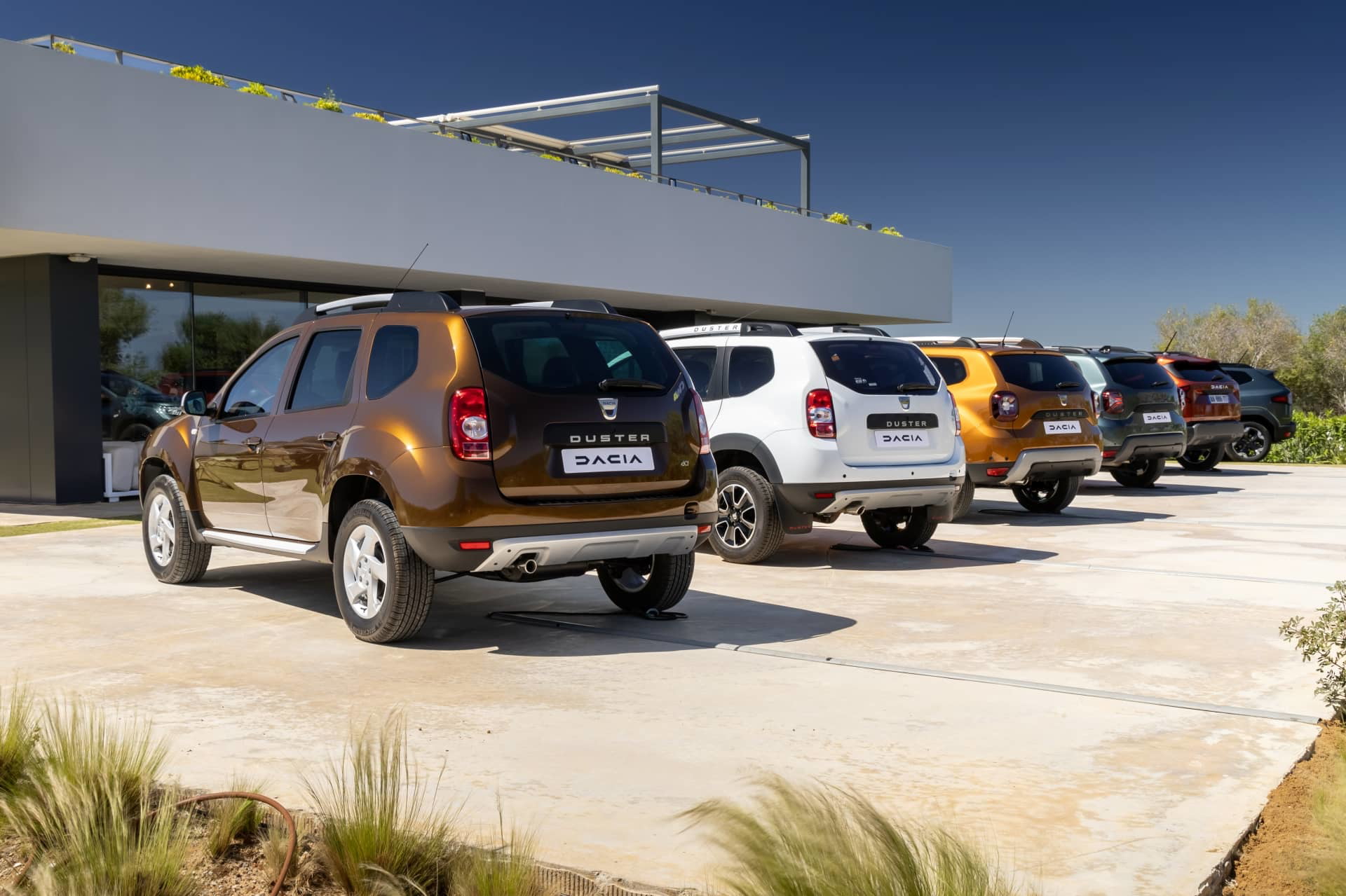 Vista de una fila de Dacia Duster mostrando diversidad de colores y acabados.