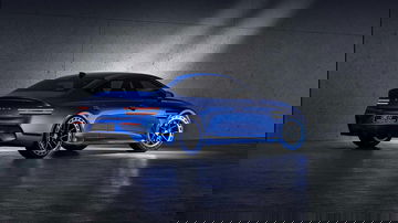 Vista trasera y lateral del Genesis G80 EV en tonalidad Magma destacando su diseño elegante y aerodinámico.