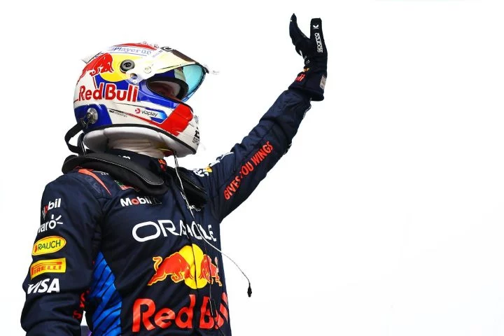 Piloto de F1 celebrando tras clasificación en GP de China, equipación Red Bull visible.
