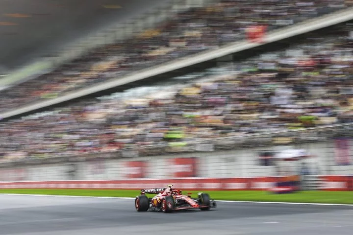 Un monoplaza de F1 mostrando una velocidad impresionante en los entrenamientos libres del GP de China.
