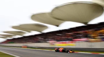 Monoplaza en plena competición en el Gran Premio de China 2024. Captura de alta velocidad mostrando dinamismo.
