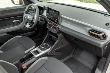 Vista del habitáculo del Dacia Duster, mostrando asientos y detalles de acabado.