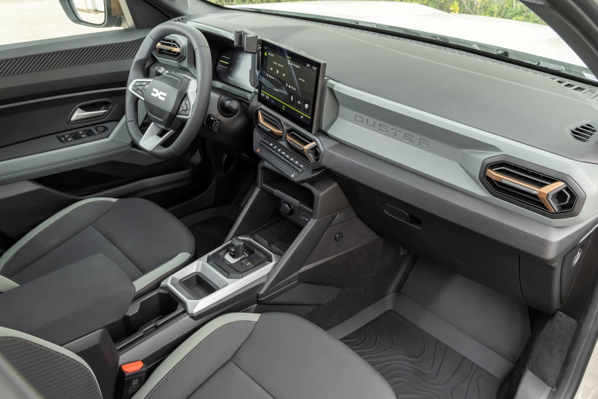 Vista del habitáculo del Dacia Duster, mostrando asientos y detalles de acabado.