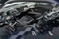Vista superior del habitáculo que muestra el diseño ergonómico de los asientos delanteros y el panel de instrumentos.