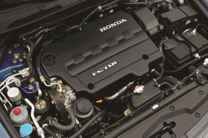 Motor Honda Civic bien conservado, con visión clara de sus componentes.