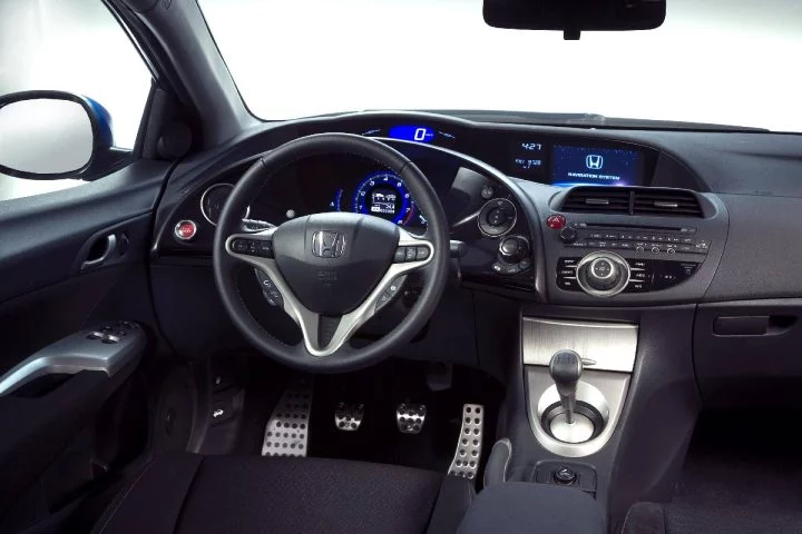 Vista detallada de la instrumentación y consola central de un Honda Civic de segunda mano.