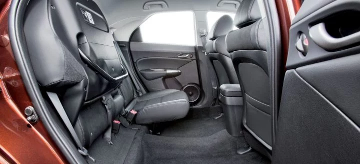 Vista lateral del interior del Honda Civic, mostrando asientos y acabados.