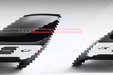 Vista trasera de un vehículo Honda, enfocando su diseño sostenible