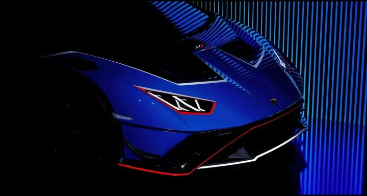 Vista frontal y lateral del Lamborghini Huracán con una iluminación llamativa.