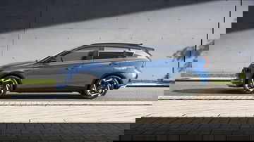 Vista lateral del Hyundai Bayon revelando su línea dinámica y diseño moderno.