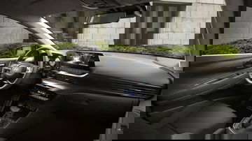 Vista lateral del habitáculo del Hyundai Bayon, destacando su diseño moderno y tecnológico.