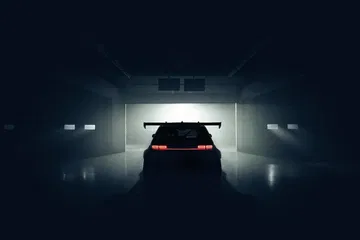 Vista trasera del IONIQ 5 N eN1, iluminando la pista con su diseño vanguardista.