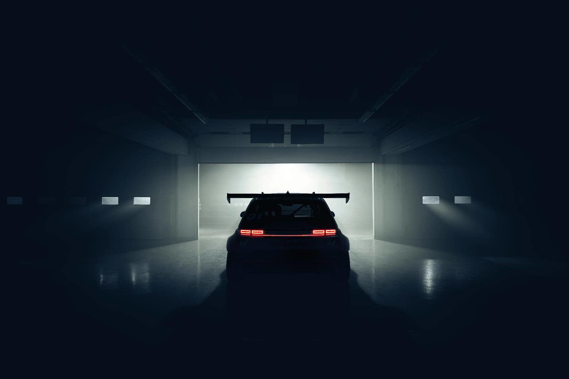 Vista trasera del IONIQ 5 N eN1, iluminando la pista con su diseño vanguardista.